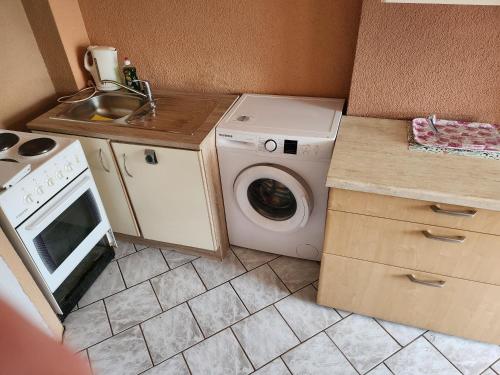 a small kitchen with a washing machine and a sink at HBS TOP- PREIS, 2 Zimmer SD FeWo, 2x Doppelbett, 1 Einzelbett möglich 54 qm, große Küche Bad WC Einfach und gut VB-Preis in Halberstadt