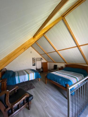 Giường trong phòng chung tại casa caminho da praia