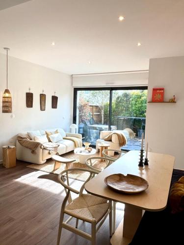 - un salon avec des chaises, des tables et un canapé dans l'établissement Duplex moderne 2 chambres entre mer et commerces !, à Wimereux