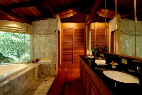 Bathroom sa Surin Beach Villa 3 bedrooms