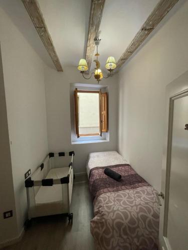 a small room with two beds and a window at Amplio apartamento en centro histórico in Valencia