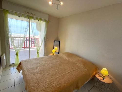 une chambre avec un lit et une grande fenêtre dans l'établissement Appartement T2 avec terrasse et parking à Vieux-Boucau - FR-1-379-130, à Vieux-Boucau-les-Bains