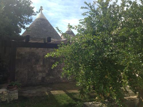 マルティナ・フランカにあるSträflingstrulloの石造りの建物前のリンゴの木