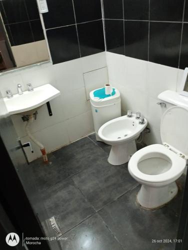 a bathroom with a toilet and a sink at La Boca in Godoy Cruz