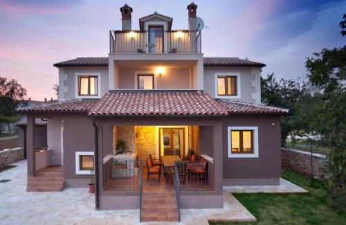 Una casa con un faro encima. en Villa Arco, en Juršići