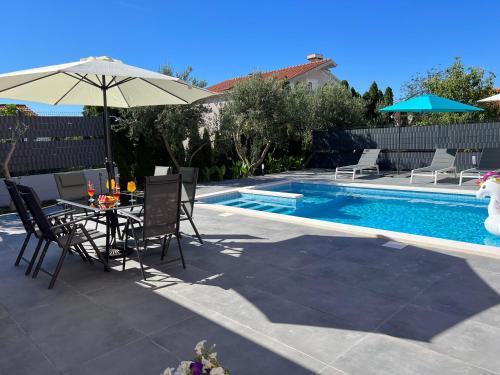 Moderne Ap, 2 Mit Pool Und Grill In Der Nähe Von Split Und Trogir