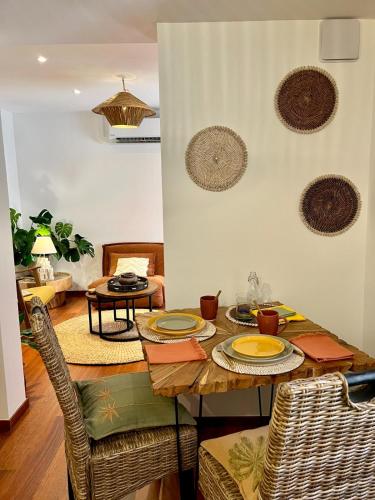 - une salle à manger avec une table et des assiettes dans l'établissement Votre location tout confort, à Lançon-Provence