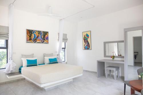 Postel nebo postele na pokoji v ubytování Coral Reef Villas - luxury 5 star villas each with private pool, Watamu