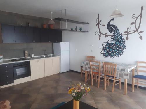 a kitchen and dining room with a table and chairs at Ferienwohnung Mit Herrlicher Aussicht in Dobreć