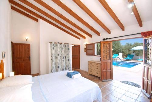 Katil atau katil-katil dalam bilik di Casa The Lofties Mit Pool In Andalusien