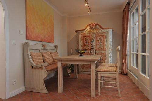 a dining room with a table and a chair at Ferienwohnung Biberhüs Obergeschoss In Archsum in Archsum