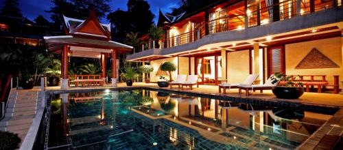 สระว่ายน้ำที่อยู่ใกล้ ๆ หรือใน Surin Beach Villa 3 bedrooms