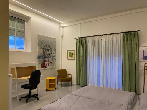 a bedroom with a bed and a desk and a chair at Apartment Winterhafen in Linz