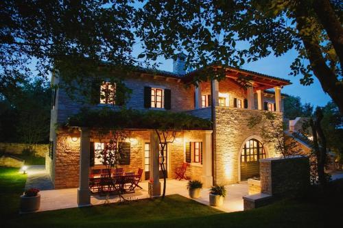 Luxusvilla Mit Garten Und Pool Sowie Herrlicher Aussicht