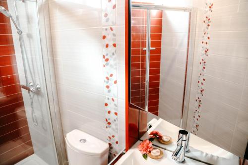 une salle de bain avec une douche, des toilettes et un lavabo dans l'établissement Terrasse vue mer pour 2 personnes, Plouguerneau, à Plouguerneau