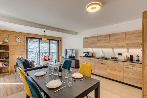 une cuisine et une salle à manger avec une table et des chaises dans l'établissement Apartment Annapurna, Alpes Travel, Les Houches, Sleeps 5, aux Houches