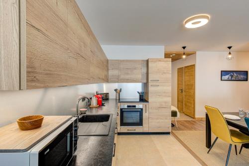une cuisine avec un comptoir et une salle à manger dans l'établissement Apartment Annapurna, Alpes Travel, Les Houches, Sleeps 5, aux Houches