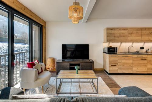 un salon avec un canapé et une table dans l'établissement Apartment Annapurna, Alpes Travel, Les Houches, Sleeps 5, aux Houches