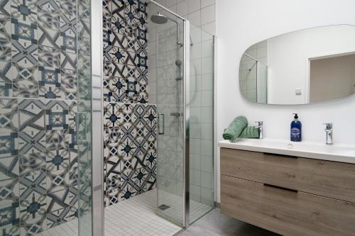 un bagno con doccia e lavandino di La Bouteille à la Mer-Maison darchitecte jacuzzi a Barneville-Carteret