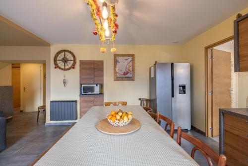 une cuisine avec une table avec un bol de fruits dessus dans l'établissement Le Pacardou, à Saint-Gervais-les-Bains