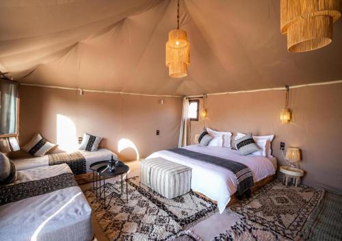 メルズーガにあるMystic Dunes Camp & desert activitiesのテントの中にベッドが2つある寝室