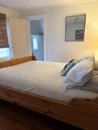 Ein Bett oder Betten in einem Zimmer der Unterkunft Seattle-Queen Anne--7 BR 3 BA--One Block to SPU