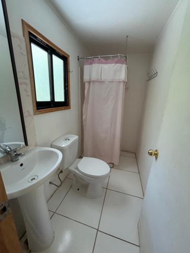 DiaguitaにあるDiaguitas Pueblo Típicoのトイレと洗面台を備えた白いバスルーム