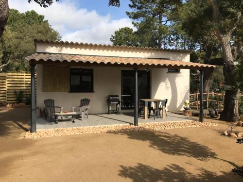 a house with a patio with a table and chairs at L'Accugliente in Lecci