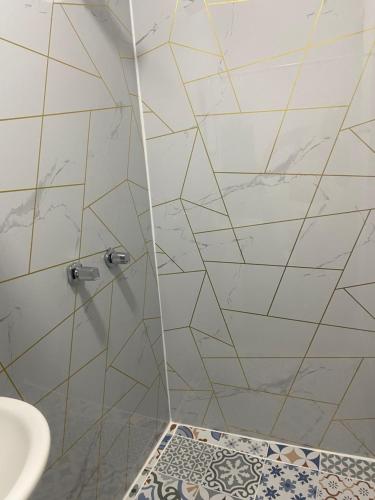 a bathroom with a shower and a sink at Casa Oceanína in Roldanillo