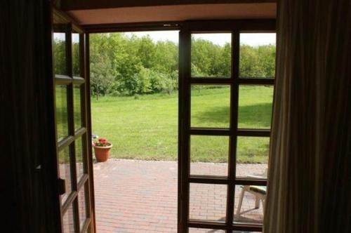 una puerta abierta a un patio con vistas a un patio en Ferienwohnung Schoenk In Havetoft, en Havetoft