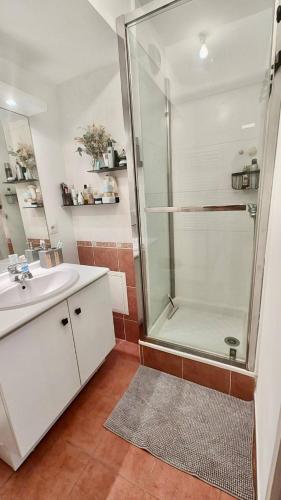 une salle de bain avec une douche en verre et un lavabo dans l'établissement Bachut by Yumē, à Lyon
