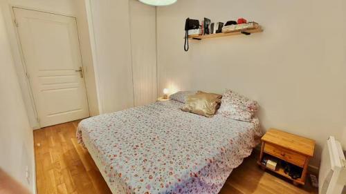 - une petite chambre avec un lit et une porte dans l'établissement Bachut by Yumē, à Lyon
