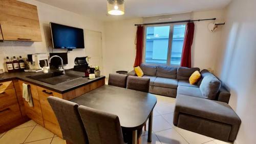 un salon avec un canapé et une table et une cuisine dans l'établissement Bachut by Yumē, à Lyon