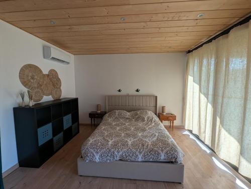 Ένα ή περισσότερα κρεβάτια σε δωμάτιο στο Superbe T2 neuf - 5min du centre au calme avec vue sur prairie