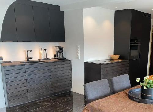 Dapur atau dapur kecil di Apartment by the fjord, with boat and jacuzzi included
