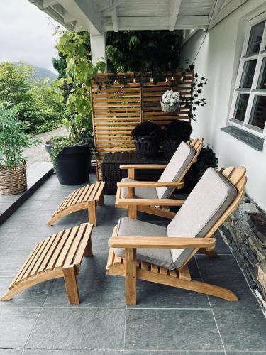 Ruang duduk di Apartment by the fjord, with boat and jacuzzi included