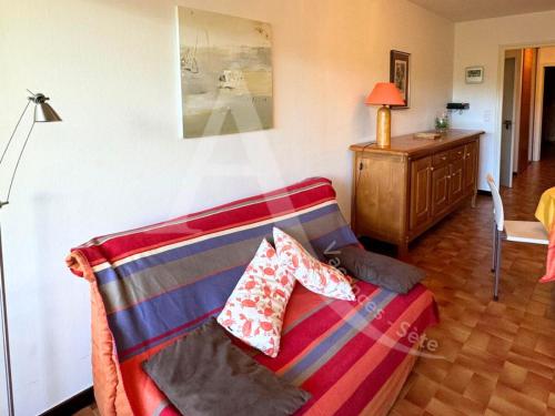 un salon avec un canapé et un bureau dans l'établissement quartier plage de la corniche 1 chambre parking, à Sète