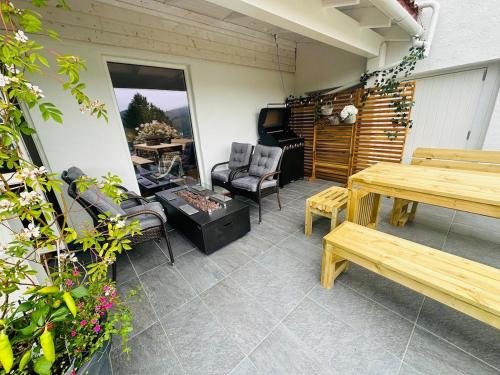 Ruang duduk di Apartment by the fjord, with boat and jacuzzi included