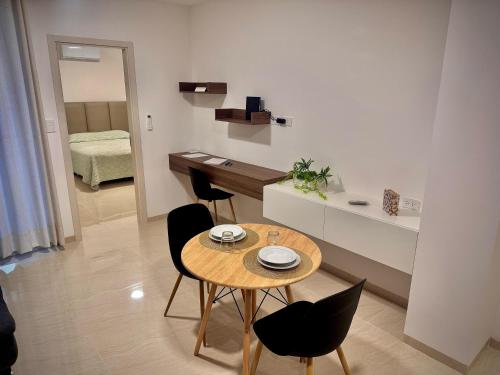 サンタ・クルス・デ・ラ・シエラにあるINHomeの小さな部屋の小さなテーブルと椅子