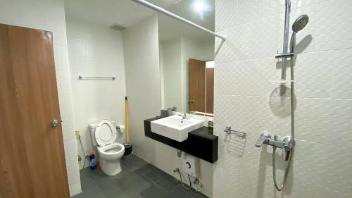 Ένα μπάνιο στο Sea view studio Chic Condo Karon