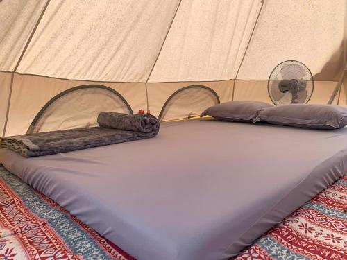 En eller flere senge i et værelse på Châu Đốc - Hanif Glamping