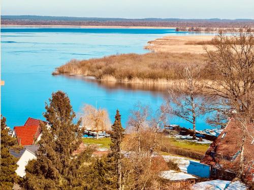 a view of a lake with trees and houses at Lütte Wulke 8, wo Träume Weite finden in Wunstorf