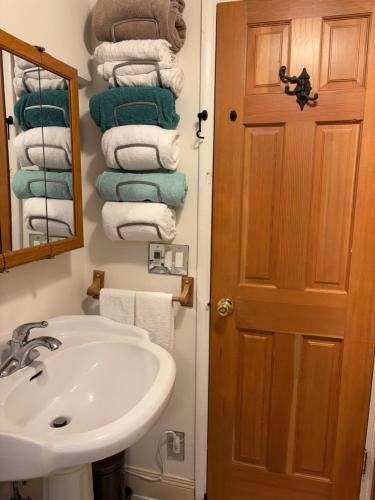Ein Badezimmer in der Unterkunft Seattle-Queen Anne--7 BR 3 BA--One Block to SPU