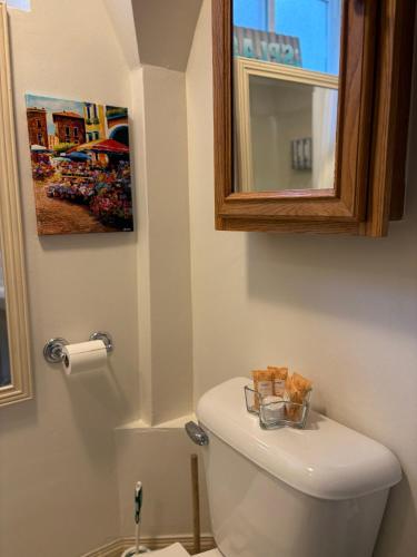 ein Bad mit WC und einem Medizinschrank darüber in der Unterkunft Seattle-Queen Anne--7 BR 3 BA--One Block to SPU in Seattle