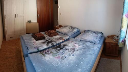 a bed in a room with two pillows on it at Ferienwohnung Lauf in Lauf an der Pegnitz