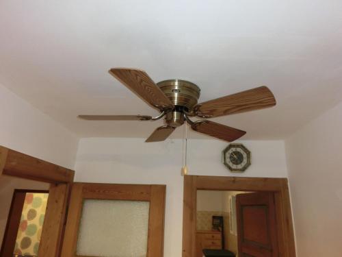a ceiling fan is hanging from a ceiling at Ferienwohnung Lauf in Lauf an der Pegnitz