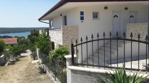 Μπαλκόνι ή βεράντα στο Neu Erbautes Apartment Mit Großem Balkon