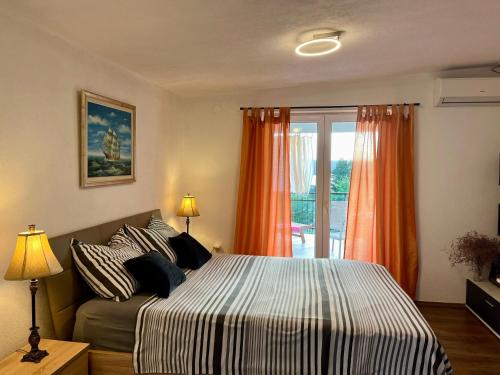 Ένα ή περισσότερα κρεβάτια σε δωμάτιο στο Neu Erbautes Apartment Mit Großem Balkon