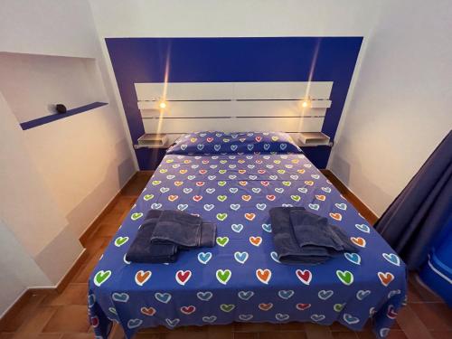 a bedroom with a blue bed with hearts on it at Wohnung 4 Studio in Cattolica Eraclea