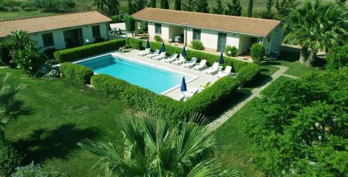 an aerial view of a house with a swimming pool at Wohnung 4 Studio in Cattolica Eraclea
